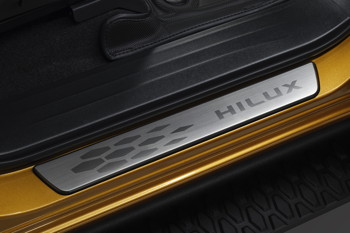 タイトヨタ純正アクセサリ 新デザインスカッフプレート(ステンレス製)