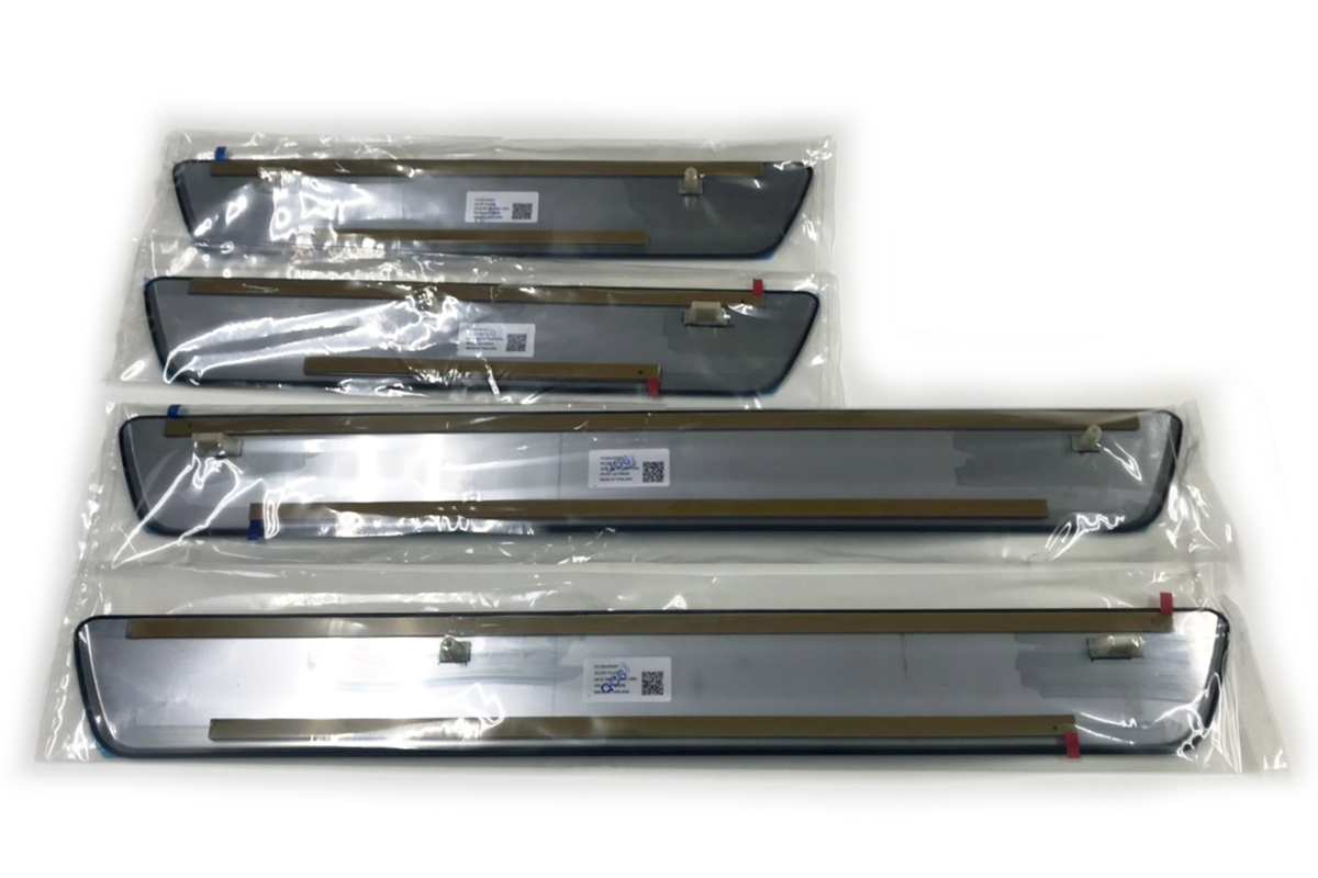 タイトヨタ純正アクセサリ 新デザインスカッフプレート(ステンレス製)