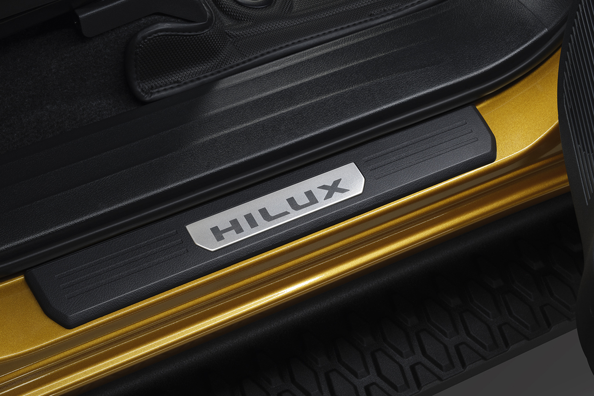 タイトヨタ純正アクセサリ 新デザインスカッフプレート(樹脂製)