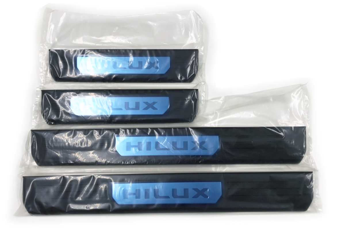 タイトヨタ純正アクセサリ 新デザインスカッフプレート(樹脂製)